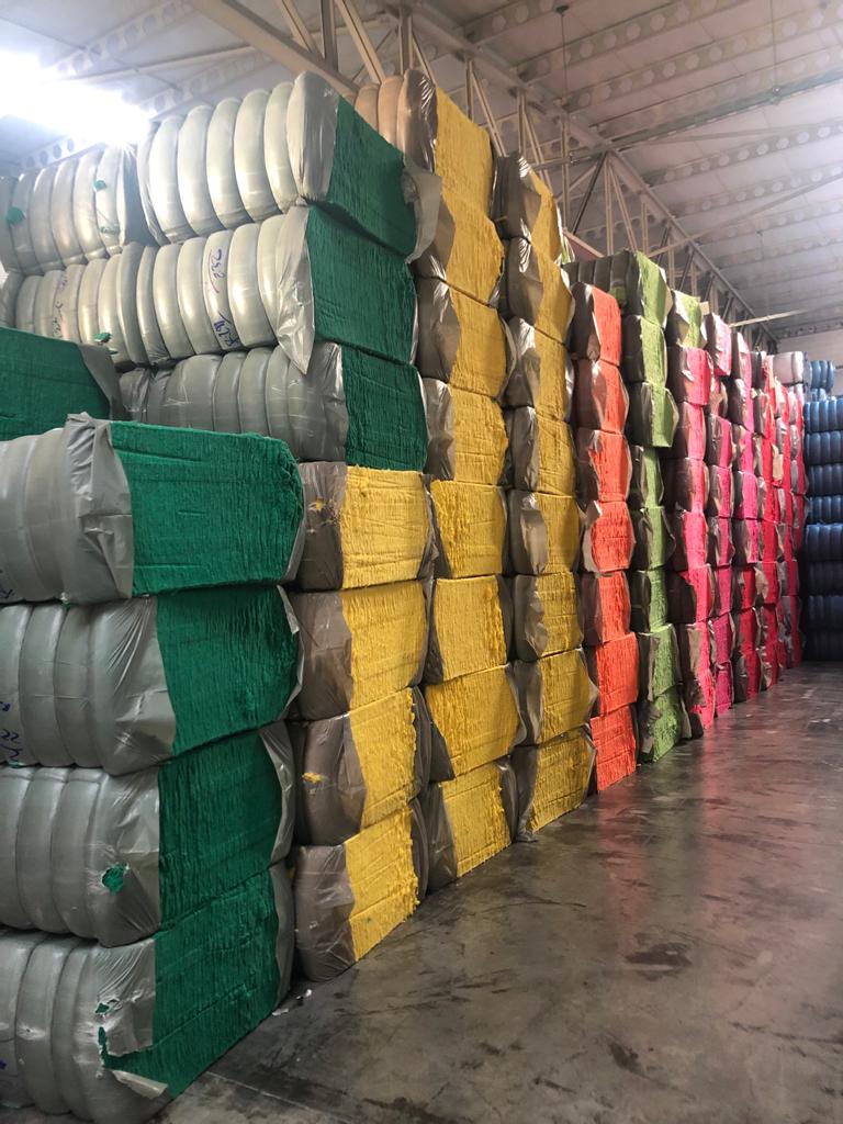 Fardos de desfibrado colorido em um armazém